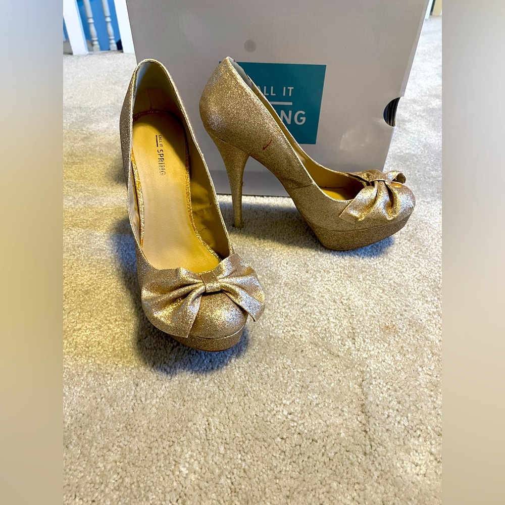 Size 9 gold sparkle heels